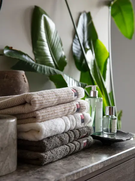 Hånduker og planter på en benk