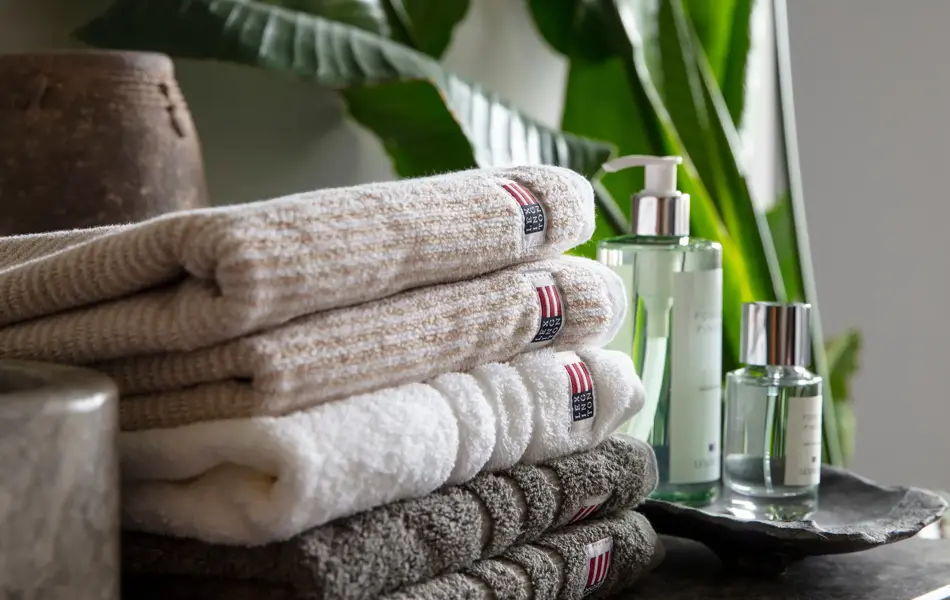 Hånduker og planter på en benk