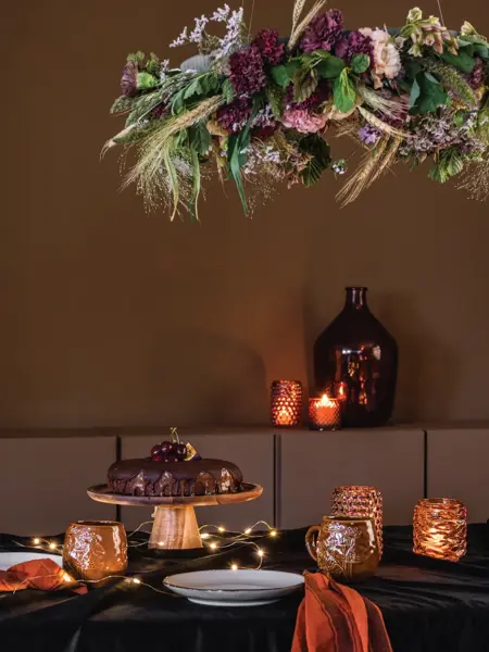 Dekket bord med blomster lysekrone 