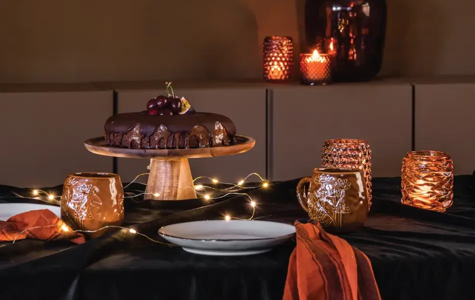 Dekket bord med blomster lysekrone 