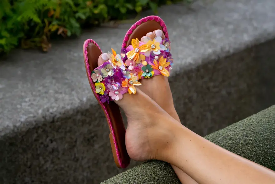 Rosa sandaler med blomster