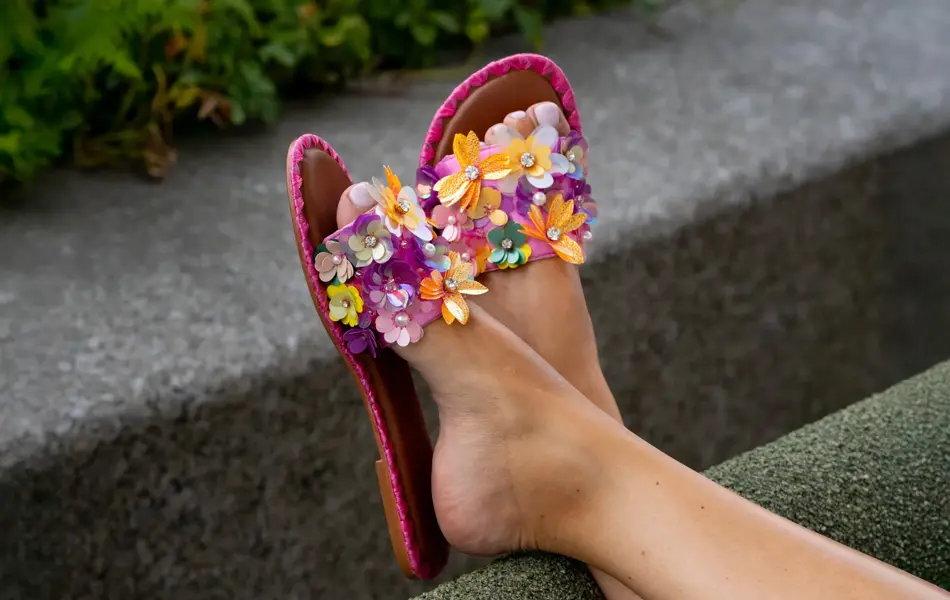 Rosa sandaler med blomster