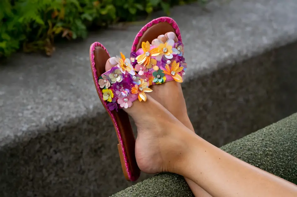 Rosa sandaler med blomster