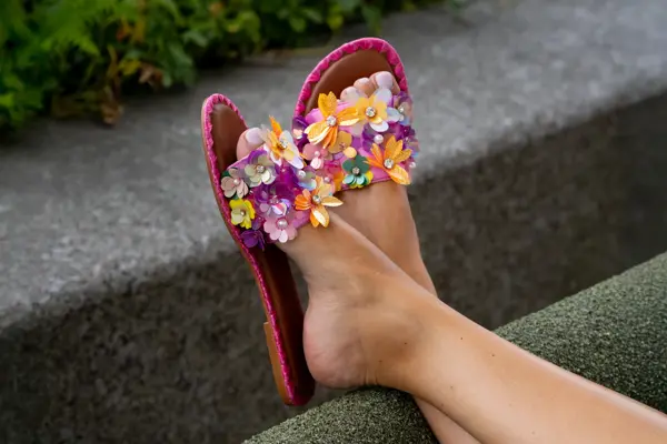 Rosa sandaler med blomster