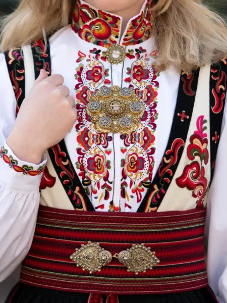 Detaljbilde av vest, skjorte og belte på beltestakken