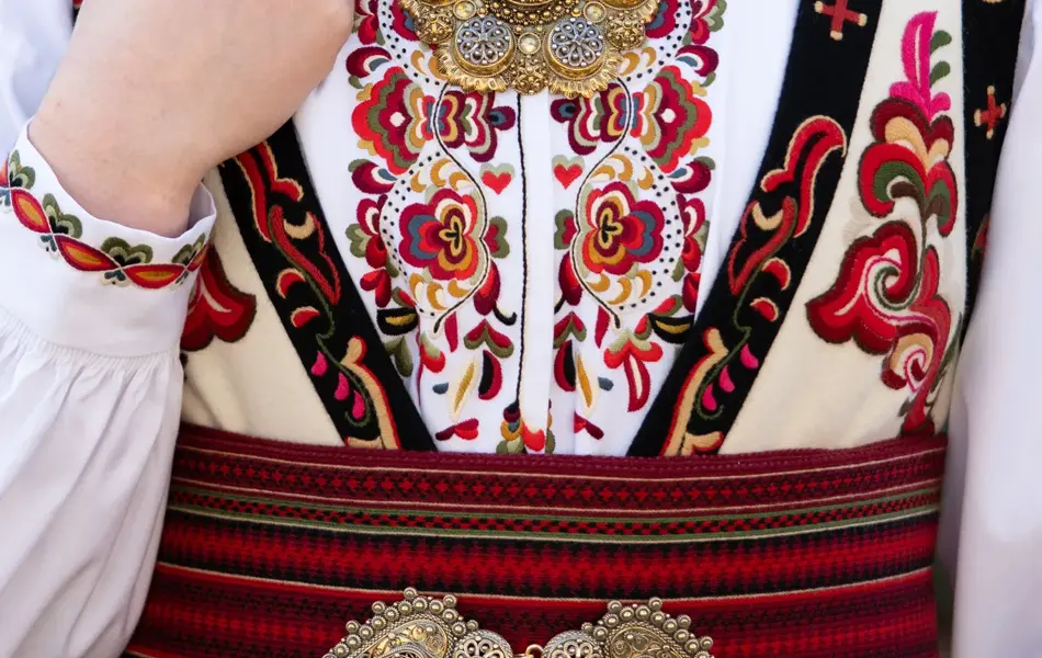 Detaljbilde av vest, skjorte og belte på beltestakken