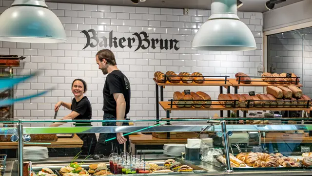 bakeriutsalg med disk med masse bakervarer