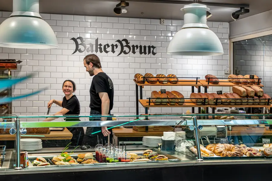 bakeriutsalg med disk med masse bakervarer