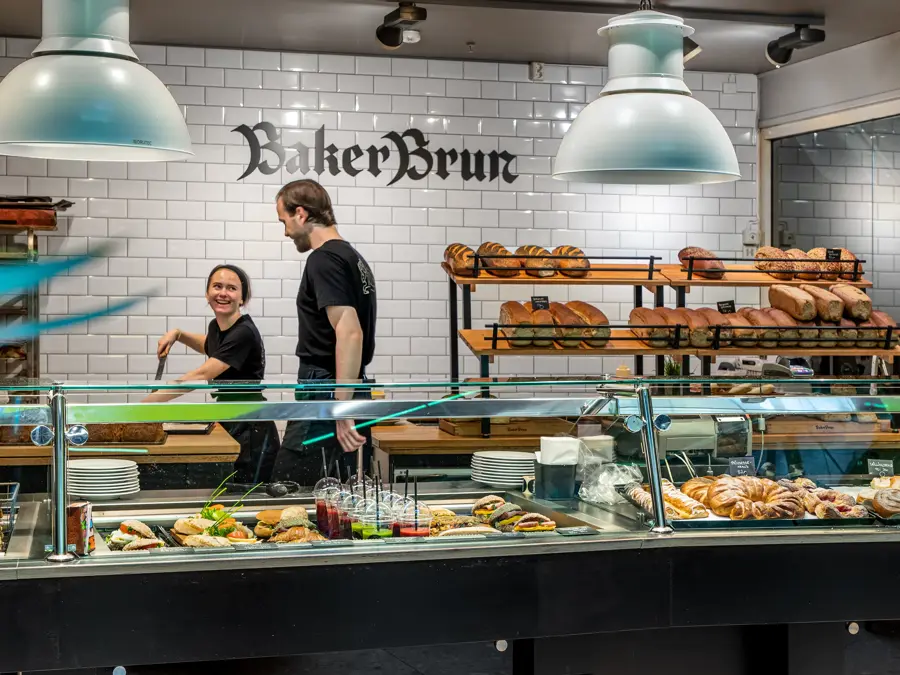 bakeriutsalg med disk med masse bakervarer