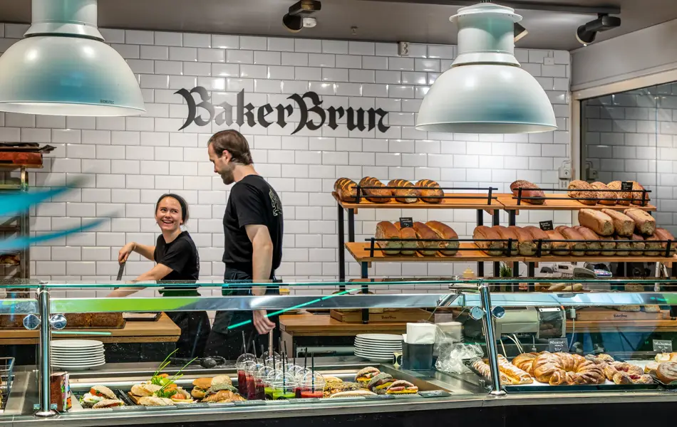 bakeriutsalg med disk med masse bakervarer