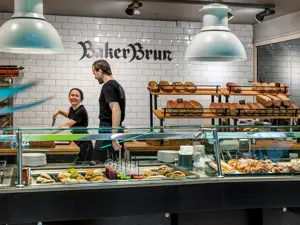 bakeriutsalg med disk med masse bakervarer