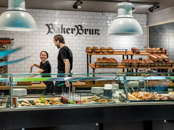 bakeriutsalg med disk med masse bakervarer