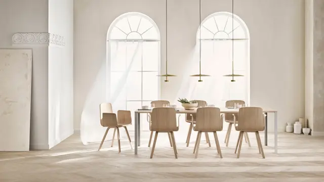 miljøbilde fra bolia i hvitt rom, spisestuebord i naturlige toner