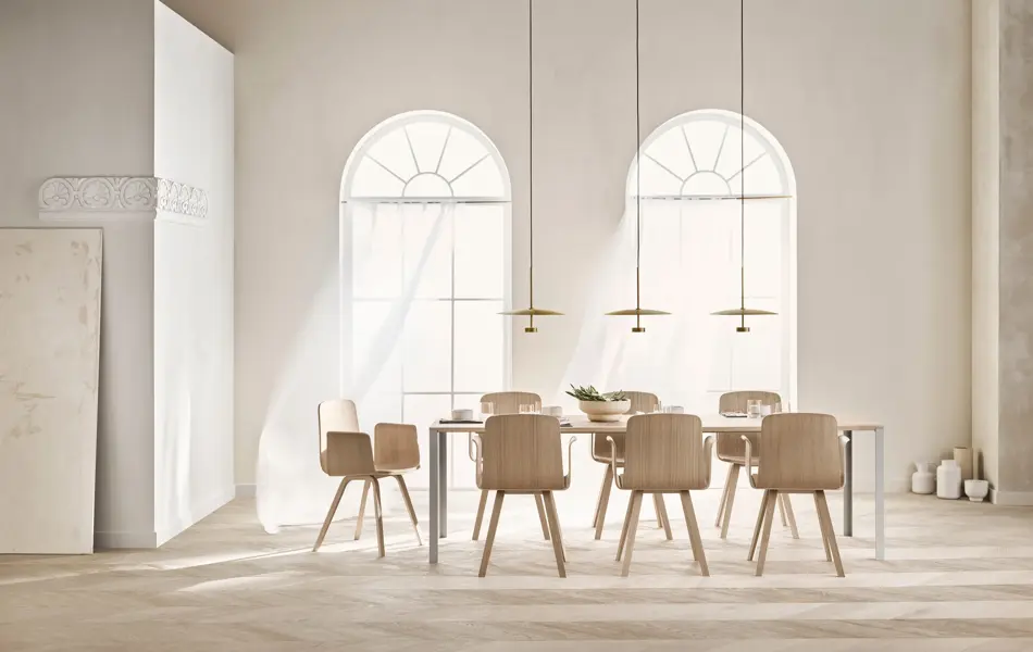 miljøbilde fra bolia i hvitt rom, spisestuebord i naturlige toner