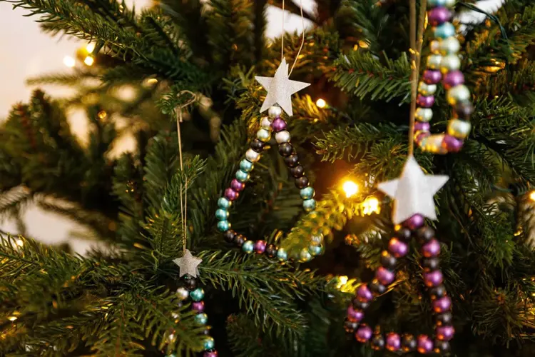 Disse flotte juletrærne er enkle å lage og passer godt å henge på juletreet eller som pynt på festbordet. 