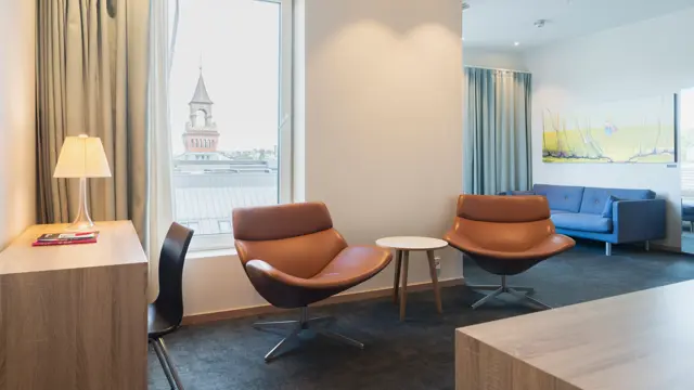 Lenestoler og skrivebord på junior suite