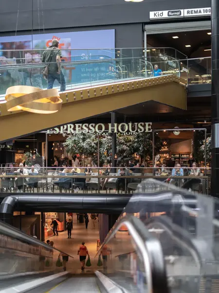 Bildet viser kjøpesenteret Ski Storsenter og et utvalg av butikkene.