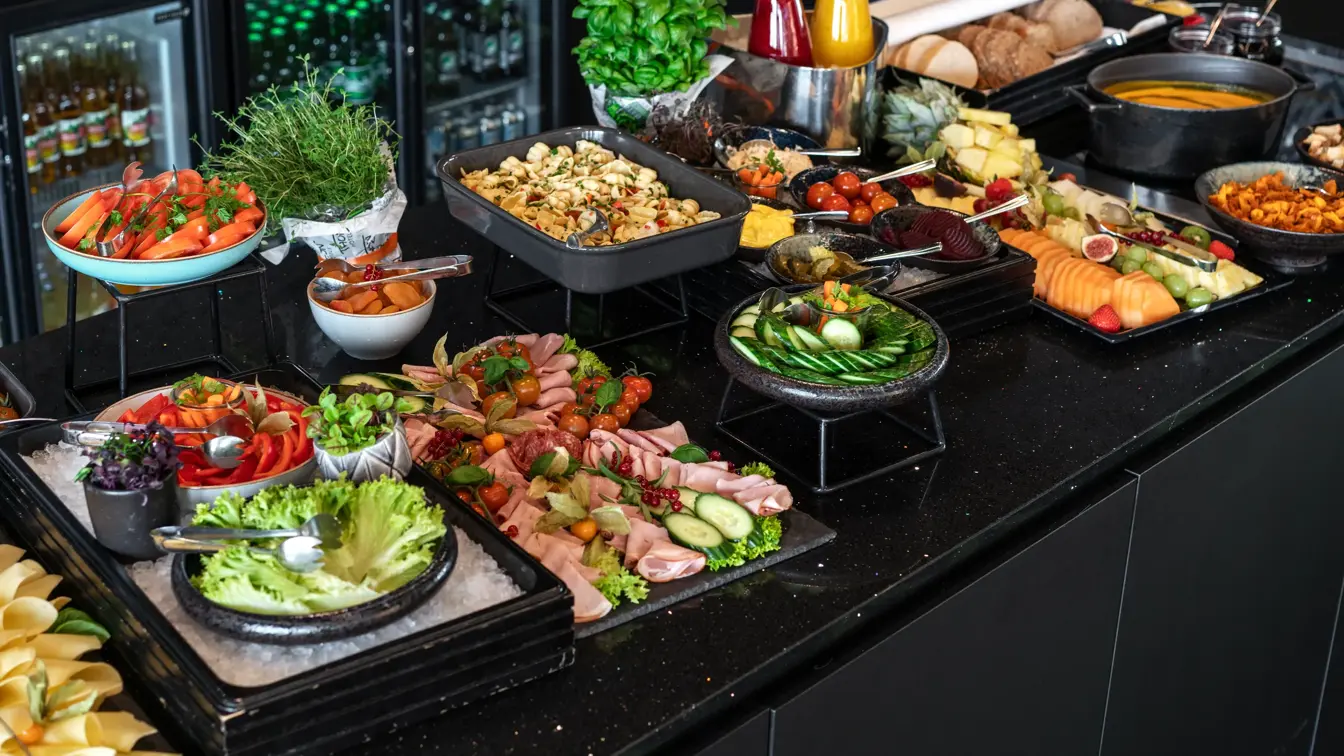 Kveldsmat på buffet med diverse pålegg, oppkuttet frukt og grønnsaker.