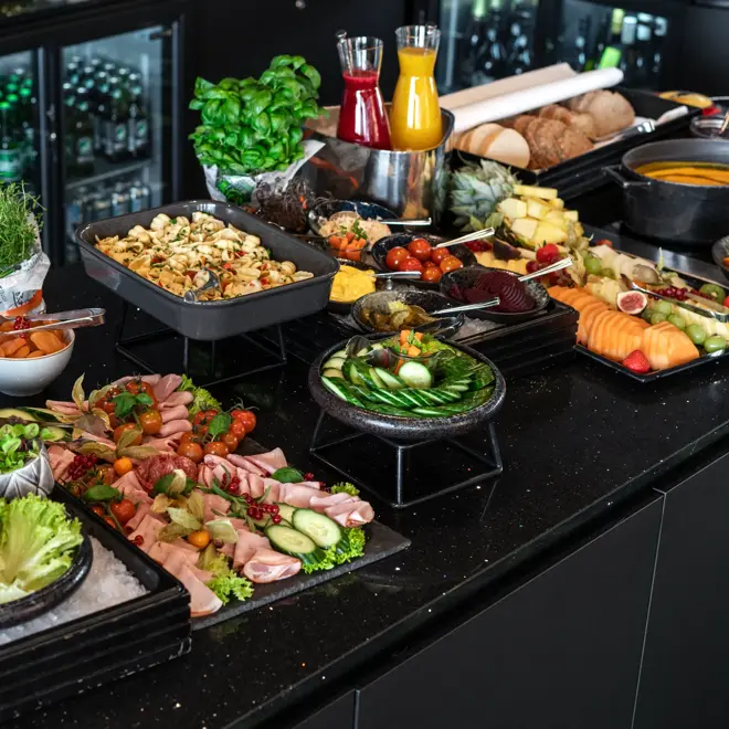 Kveldsmat på buffet med diverse pålegg, oppkuttet frukt og grønnsaker.