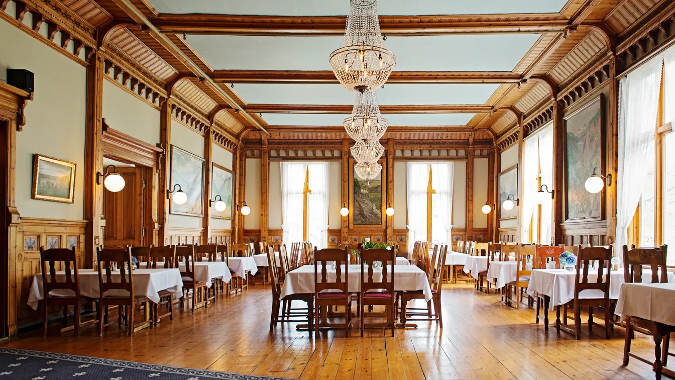 Spisesall med lyskroner og dekket bord på Thon Hotel Sandven i Nordheimsund