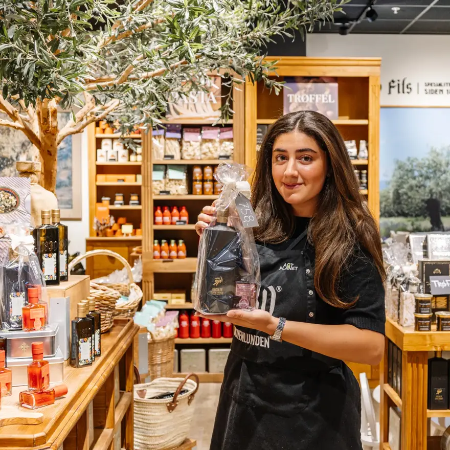 dame holder frem matgave