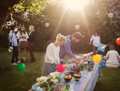 Langbord med mat på sommerfest i hagen