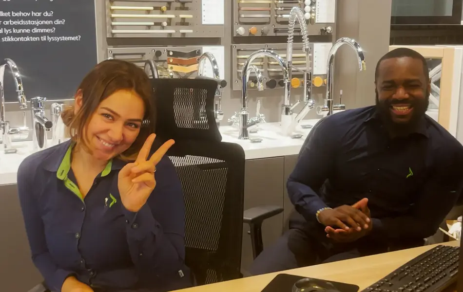 Dame og mann som smiler