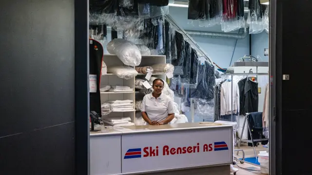 dame står på renseri