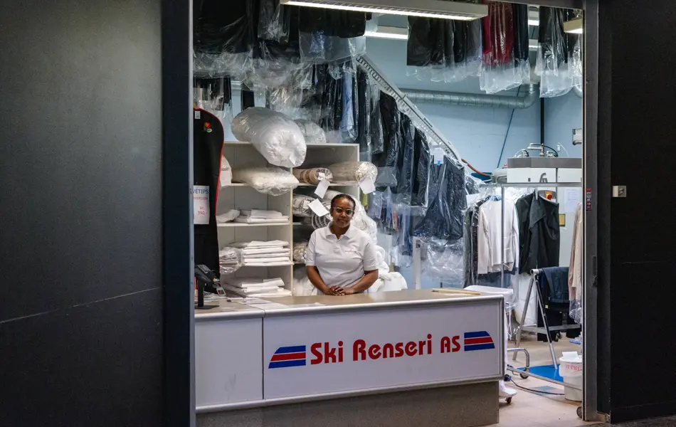 dame står på renseri