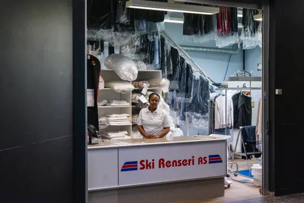 dame står på renseri