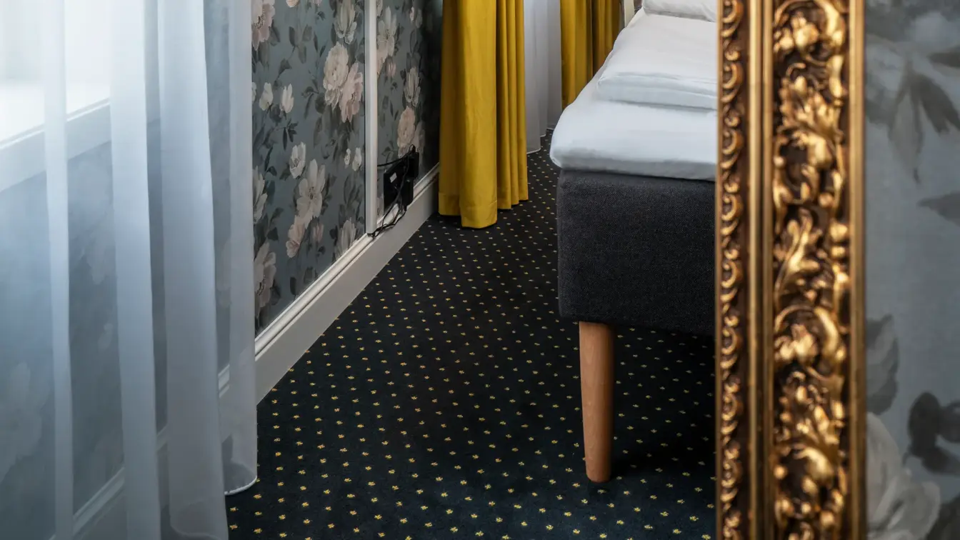 Tapetvegg, vindu, gardiner, speil med gullrammer, dobbeltseng, TV 