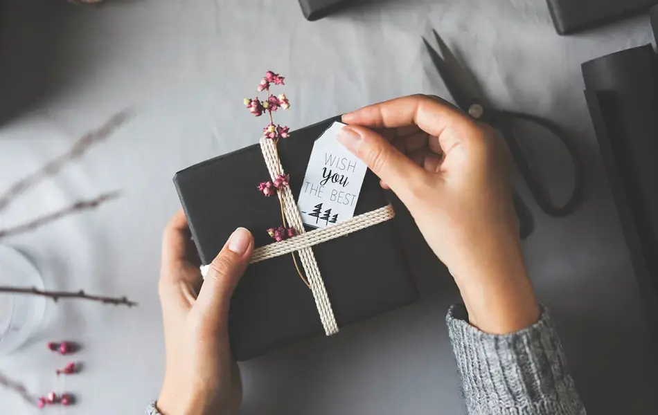 person legger navnelapp på pakke