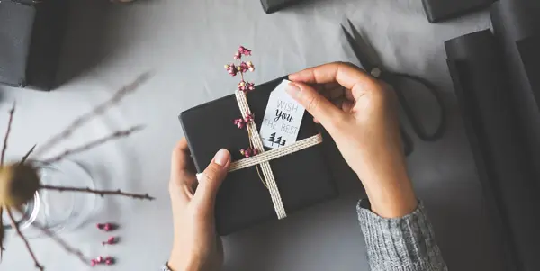 person legger navnelapp på pakke