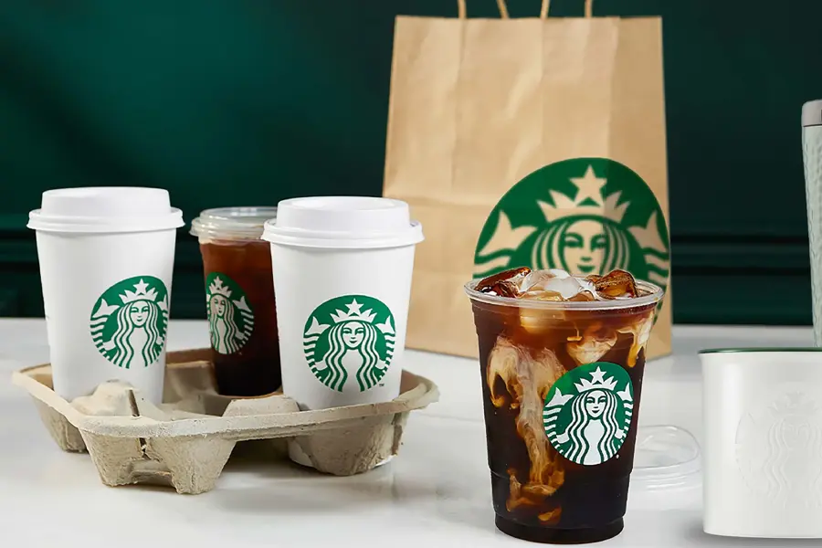 Person har melk i kaffe