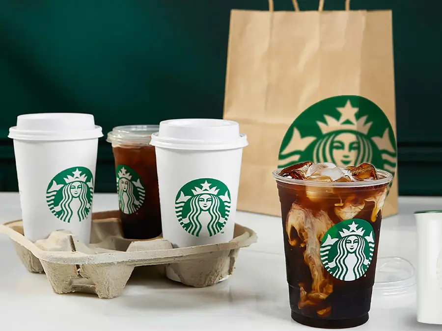 Person har melk i kaffe