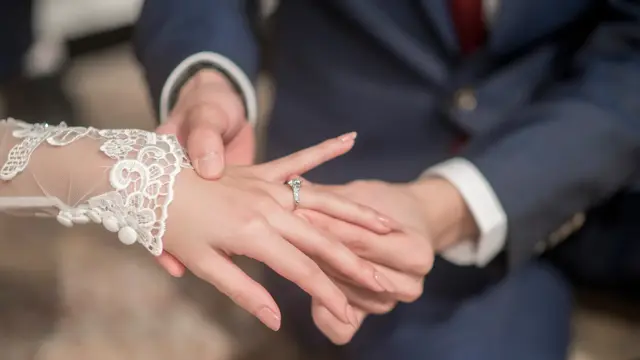 Brudgommen setter ring på brudens finger