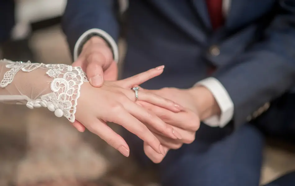 Brudgommen setter ring på brudens finger