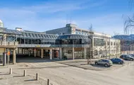 Thon Senter Fauske fasade, inngang med parkeringsplass.