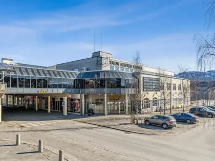 Thon Senter Fauske fasade, inngang med parkeringsplass.