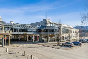 Thon Senter Fauske fasade, inngang med parkeringsplass.