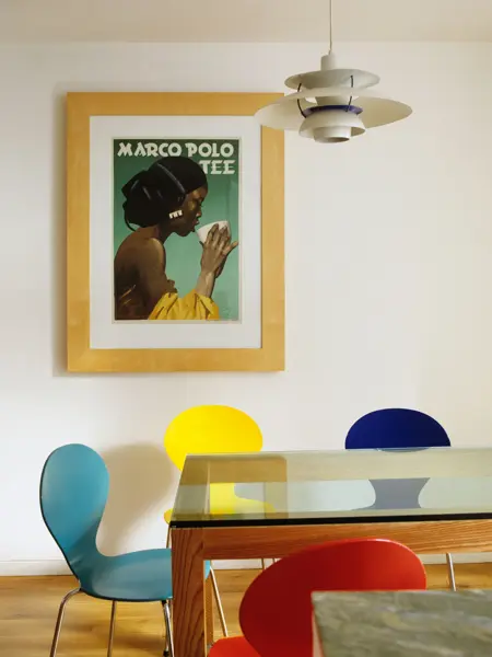 kjøkkenbord med fargerike stoler 