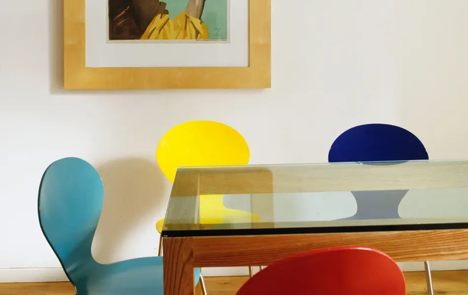 kjøkkenbord med fargerike stoler 