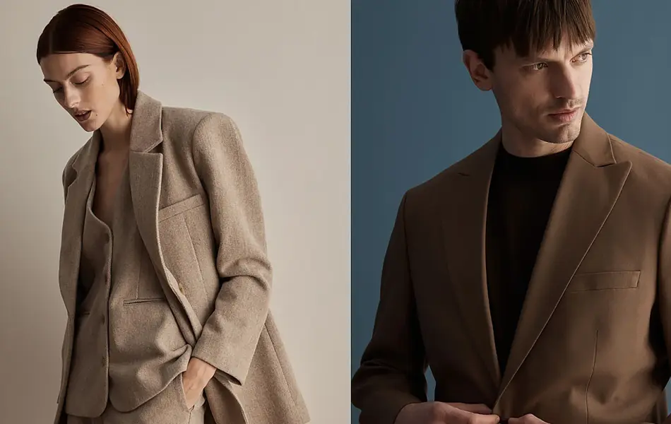 Man går med jakke på gata 