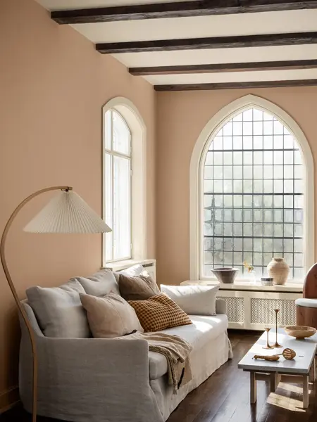 Stue med brune vegger og store vindu