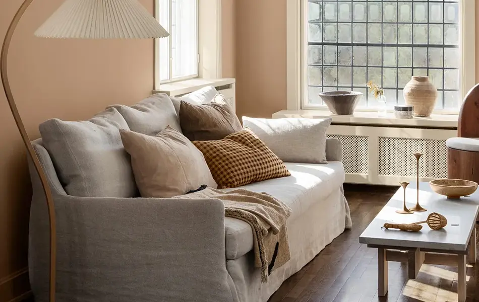 Stue med brune vegger og store vindu