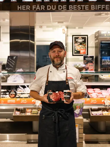 mann holder matvarer