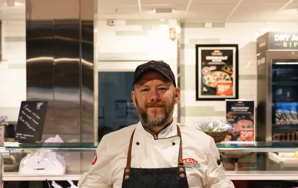 mann holder matvarer