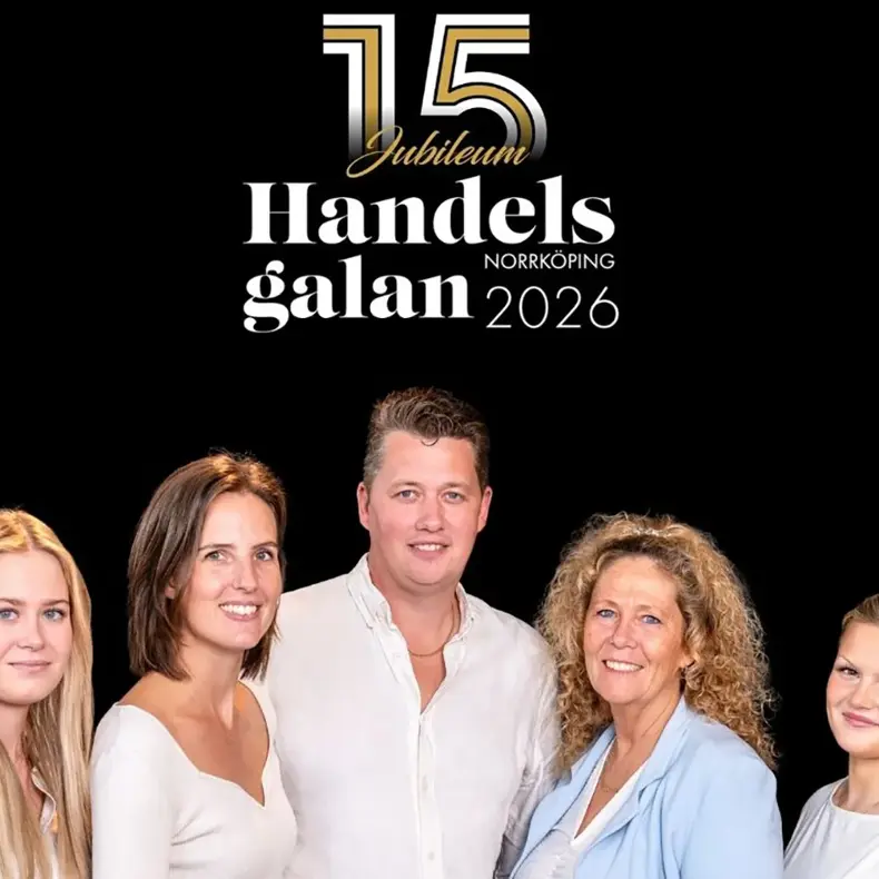 Gruppbild på Lundby Blommkors personal i Mirum Galleria med Handelsgalans 15 års jubileumslogga