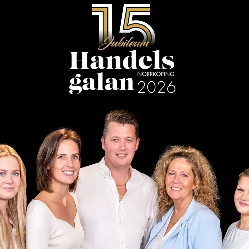 Gruppbild på Lundby Blommkors personal i Mirum Galleria med Handelsgalans 15 års jubileumslogga