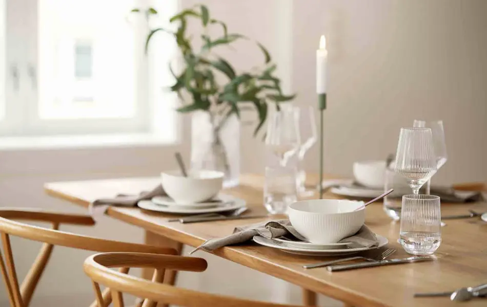 Dekket spisebord med stoler rundt.